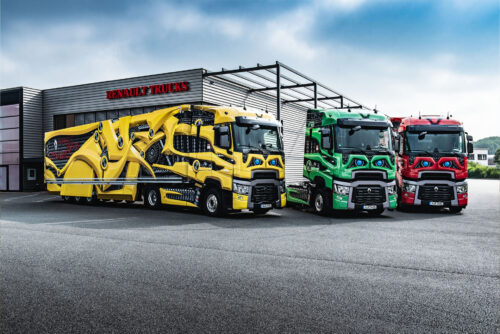 Drei Renault-LKW mit Gestaltungskonzept Premium 699 €, geparkt neben einem Gebäude.