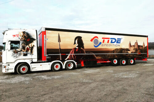 Truck im Krieger-Design mit „Tide Spedition“-Logo, individuellen Fahrzeugbeschriftungen.