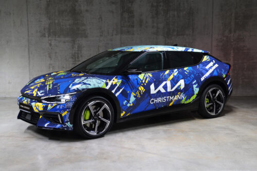 Kia EV6 mit Gestaltungskonzept Premium im Innenbereich geparkt.