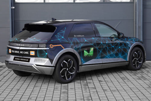 Futuristisches Auto mit geometrischen Mustern und individuellem Gestaltungskonzept Premium 699€.