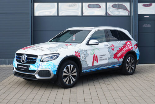 Weißes SUV mit Gestaltungskonzept Premium 699€ Design von grauem Baukasten.