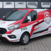 Gestaltungskonzept Premium 699€ auf rot-weißem Service-Van mit Logo und Kontaktdaten.