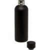 Schwarze Wasserflasche mit Metalldeckel auf weißem Hintergrund. Der Deckel liegt neben der Flasche.
