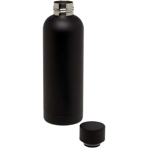 Schwarze Wasserflasche mit Metalldeckel auf weißem Hintergrund. Der Deckel liegt neben der Flasche.