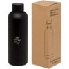 Schwarze Isolierflasche mit dem Text „Beginnen Sie Ihren Tag mit Kaffee“ neben der Kartonschachtel.
