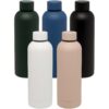 Fünf farbenfrohe Mehrweg-Wasserflaschen in Grün, Blau, Schwarz, Weiß und Beige.