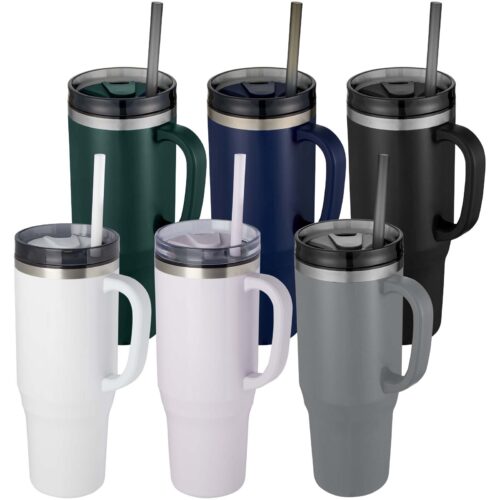 Sechs Isolierbecher mit Henkel und Strohhalm in verschiedenen Farben: Schwarz, Weiß, Grau, Grün.