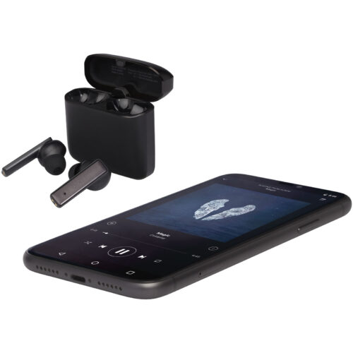 Schwarze kabellose Ohrhörer mit Ladeetui neben einem Smartphone, das Musik abspielt.