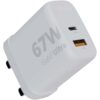 Weißes 67-W-GaN-Ultra-Ladegerät mit USB-C- und USB-A-Anschlüssen, abgewinkelt, um beide Anschlüsse zu zeigen.