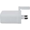 Weißes Wandladegerät mit UK-Stecker und klappbaren Stiften, von der Seite abgebildet.