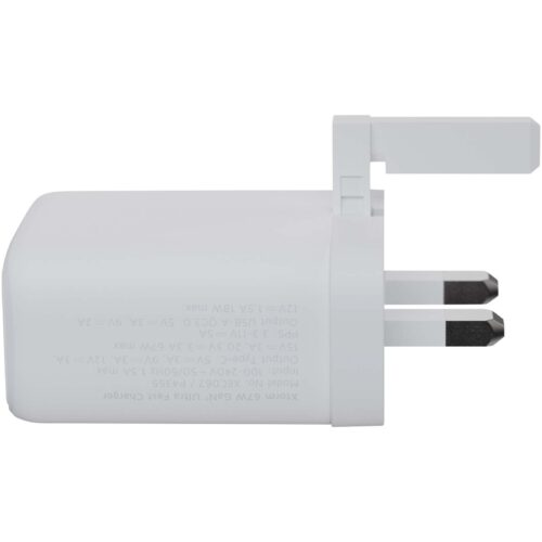 Weißes Wandladegerät mit UK-Stecker und klappbaren Stiften, von der Seite abgebildet.