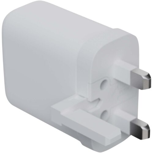 Weißer britischer dreipoliger Steckeradapter auf schlichtem Hintergrund, nach rechts abgewinkelt.