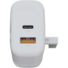 Weißes Xtorm-Wandladegerät mit USB-C- (67 W) und USB-A-Anschlüssen (18 W), Stifte eingeklappt.