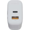 Weißes Wandladegerät mit einem USB-C-Anschluss (67 W) und einem USB-A-Anschluss (18 W), Xtorm-Branding.