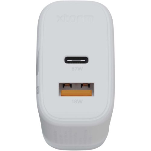 Weißes Wandladegerät mit einem USB-C-Anschluss (67 W) und einem USB-A-Anschluss (18 W), Xtorm-Branding.