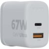 Weißes Xtorm-Wandladegerät mit USB-C- (67 W) und USB-A-Anschlüssen (18 W), GaN² Ultra-Branding.