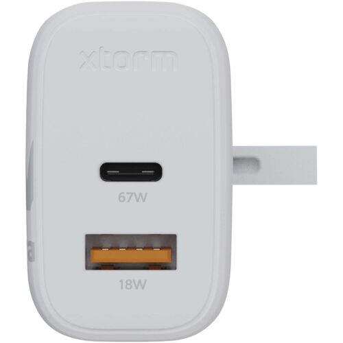 Weißes Xtorm-Wandladegerät mit USB-C- (67 W) und USB-A-Anschlüssen (18 W) von vorne abgebildet.