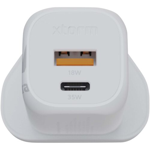 Weißes Xtorm-Wandladegerät mit USB-A- und USB-C-Anschlüssen, gekennzeichnet mit 18 W bzw. 35 W.