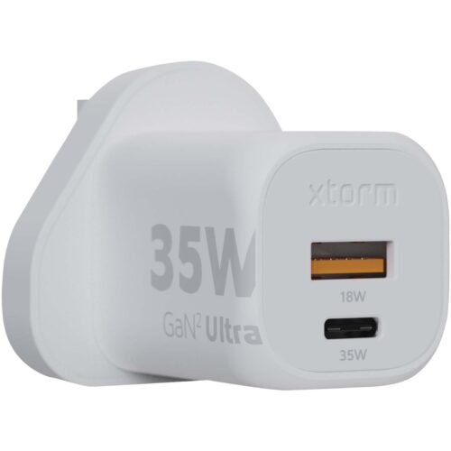 Weißes Xtorm-Wandladegerät mit USB-A- und USB-C-Anschlüssen mit der Bezeichnung 18 W bzw. 35 W.