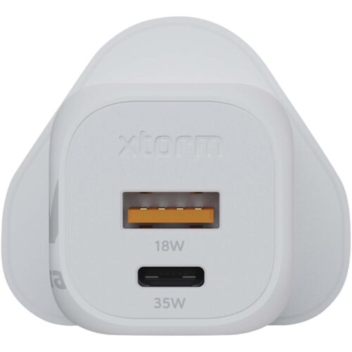 Weißes Xtorm-Wandladegerät mit USB-A- (18 W) und USB-C-Anschlüssen (35 W), Vorderansicht.
