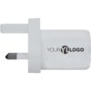 Weißer UK-Steckeradapter mit IHREM LOGO-Text in Schwarz und Grau auf der Seite aufgedruckt.