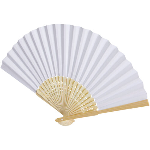 Ein weißer, faltbarer Handfächer aus Papier mit einem Rahmen aus hellem Holz, vollständig geöffnet.