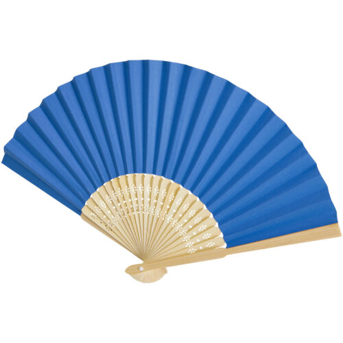 Ein blauer Handfächer aus Papier mit hellen Holzrippen, vollständig geöffnet.