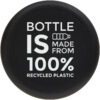 Schwarzer Deckel mit weißem Text: Flasche besteht aus 100 % recyceltem Kunststoff und einem Flaschensymbol.