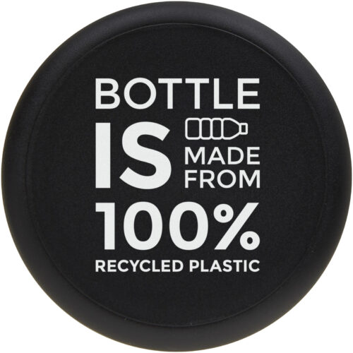 Schwarzer Deckel mit weißem Text: Flasche besteht aus 100 % recyceltem Kunststoff und einem Flaschensymbol.