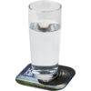 Ein Glas Wasser auf einem quadratischen Untersetzer mit einem Reifenbild und teilweisem Text.