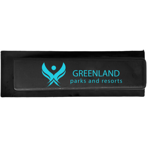 Schwarzes Namensschild mit blaugrünem Logo und stilisierter Figur von GREENLAND Parks and Resorts.