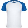 Weißes T-Shirt mit blauen kurzen Ärmeln, auf schlichtem weißem Hintergrund.