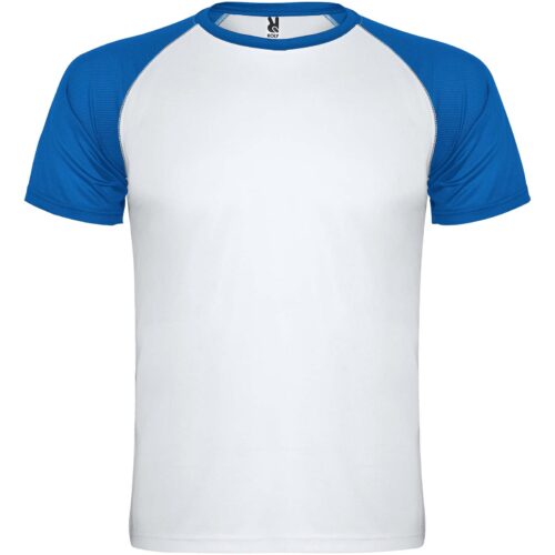 Weißes T-Shirt mit blauen kurzen Ärmeln, auf schlichtem weißem Hintergrund.