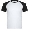 Weißes T-Shirt mit schwarzen kurzen Ärmeln und schwarzem Kragen, auf schlichtem Hintergrund.