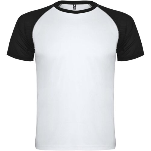 Weißes T-Shirt mit schwarzen kurzen Ärmeln und schwarzem Kragen, auf schlichtem Hintergrund.