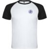 Weißes T-Shirt mit schwarzen Ärmeln und einem kleinen blauen runden Logo auf der linken Brust.