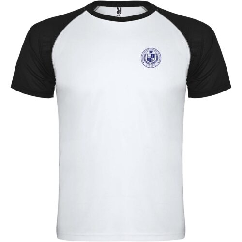 Weißes T-Shirt mit schwarzen Ärmeln und einem kleinen blauen runden Logo auf der linken Brust.