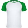 Weißes T-Shirt mit grünen kurzen Ärmeln und grünem Ausschnitt, auf schlichtem Hintergrund.
