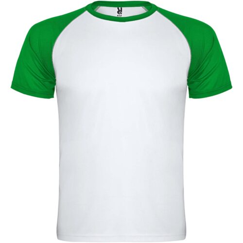 Weißes T-Shirt mit grünen kurzen Ärmeln und grünem Ausschnitt, auf schlichtem Hintergrund.