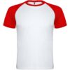 Weißes T-Shirt mit roten kurzen Ärmeln und rotem Kragen, abgebildet auf einem einfarbigen Hintergrund.