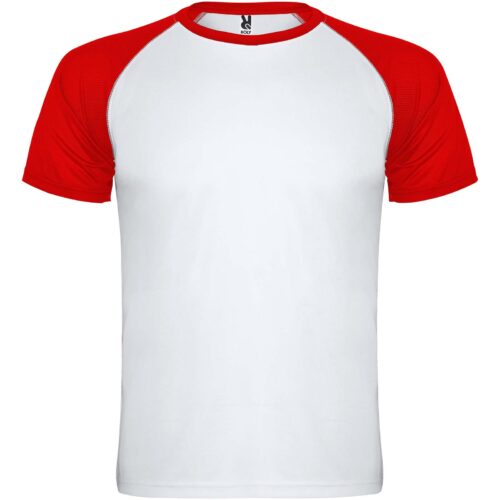 Weißes T-Shirt mit roten kurzen Ärmeln und rotem Kragen, abgebildet auf einem einfarbigen Hintergrund.
