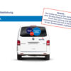 Transporter mit aufgedruckten Aufklebern und einem Warnhinweis in deutscher Sprache auf der rechten Seite.