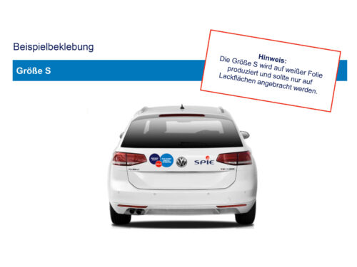Auto mit zwei runden Aufklebern auf der Rückseite, Anleitung in Deutsch auf weißem Hintergrund.