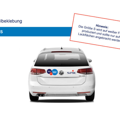 Auto mit zwei runden Aufklebern auf der Rückseite, Anleitung in Deutsch auf weißem Hintergrund.