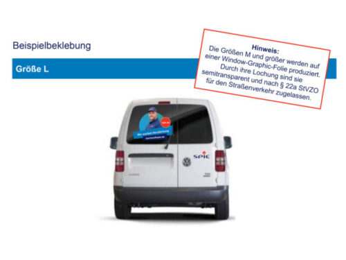 Transporter mit Beschilderung auf der Heckscheibe und einem Warnhinweis an der Seite.