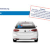 Rückseite eines weißen Autos mit Logo und rot umrandeter Notiz.