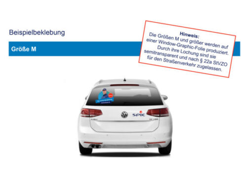 Rückseite eines weißen Autos mit Logo und rot umrandeter Notiz.