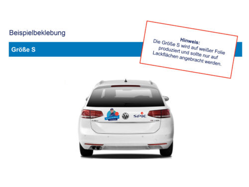 Rückansicht eines weißen Volkswagen mit einem blau-weißen Aufkleber auf dem Kofferraum.