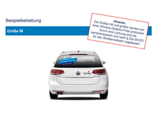 Rückansicht eines weißen Autos mit Textaufklebern auf der Heckscheibe und dem Kofferraum.