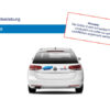 Rückansicht eines weißen Autos mit blauen und roten Aufklebern, darüber wird deutscher Text angezeigt.